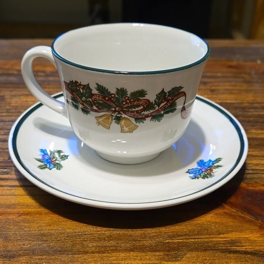 Johnson Brothers Victorian Christmas 3 Piece Place Setting Plate Cup & Sa…